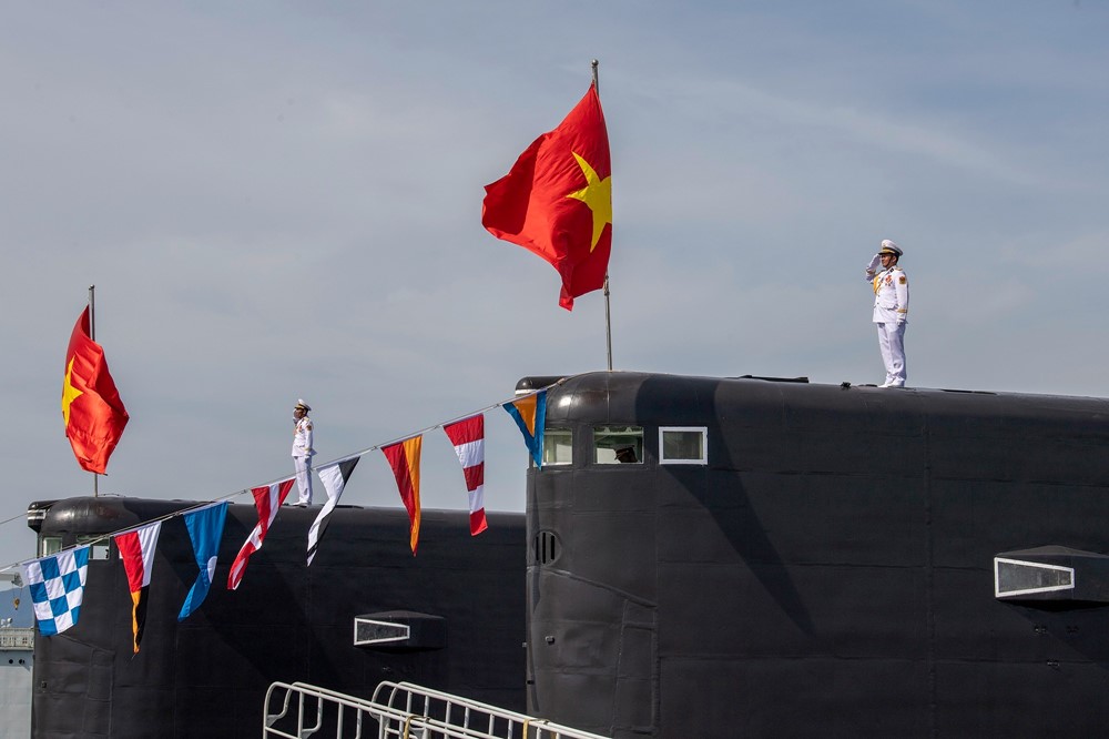 Lần đầu tiên trong lịch sử: Dàn tàu ngầm, tàu hộ vệ tên lửa diễu binh rẽ sóng, xé gió uy nghi trên biển - ảnh 3