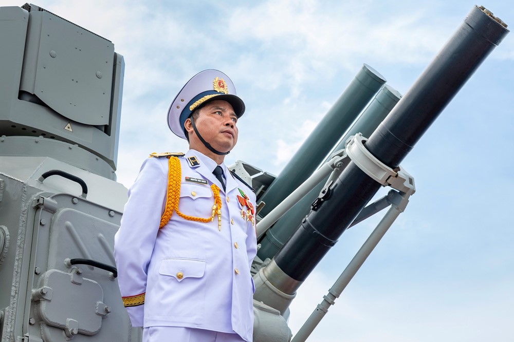 Lần đầu tiên trong lịch sử: Dàn tàu ngầm, tàu hộ vệ tên lửa diễu binh rẽ sóng, xé gió uy nghi trên biển - ảnh 1