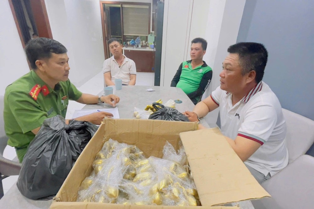 Bà T. đồng ý đổi nhẫn vàng lấy ‘cổ vật’, ngay sau đó mất trắng 5.000 USD: Công an lập tức vào cuộc, bắt gọn nhóm lừa đảo liên tỉnh - ảnh 1