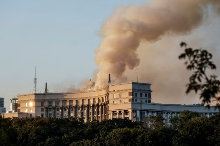 Nga phát động cuộc tấn công quy mô chưa từng có bằng 800 UAV vào tòa nhà Chính phủ Ukraine - ảnh 1