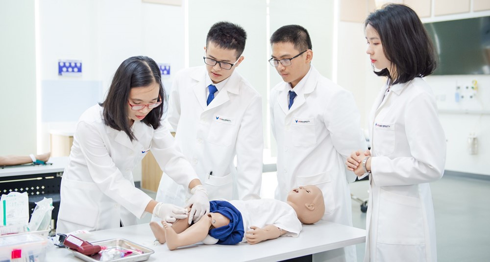 Tỷ phú Phạm Nhật Vượng mạnh tay chi 1.300 tỷ đào tạo BSNT: Học phí 932 triệu/năm được bao trọn, phụ cấp sinh hoạt 10 triệu VNĐ/tháng - ảnh 2