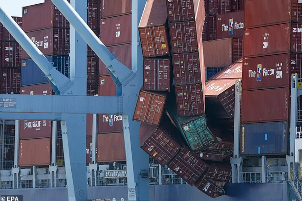 Hi hữu: Gần 70 container rơi xuống biển như quân cờ domino, hàng hóa nổi lềnh bềnh - ảnh 1