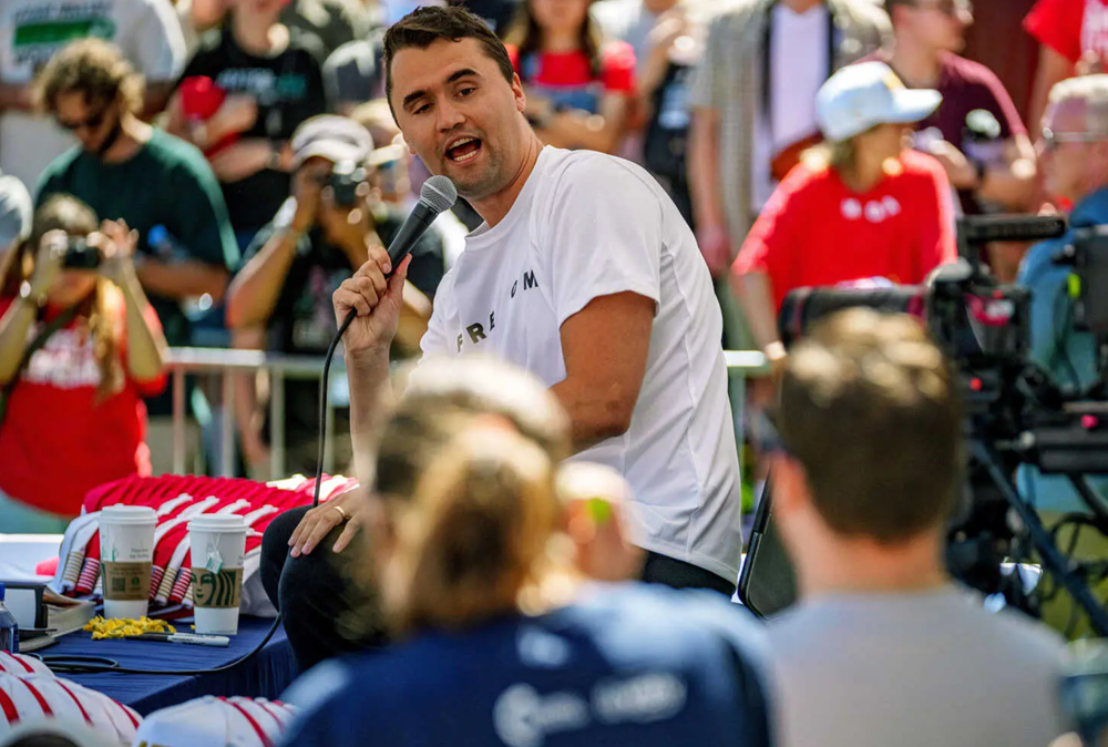 Chính trị gia quyền lực thân thiết với ông Trump bị bắn chết giữa ban ngày, nước Mỹ rúng động - ảnh 1