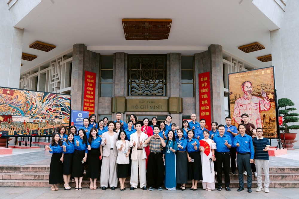 3 diễn viên trong phim ‘Mưa đỏ’ nhận Huy hiệu Bác Hồ - ảnh 1