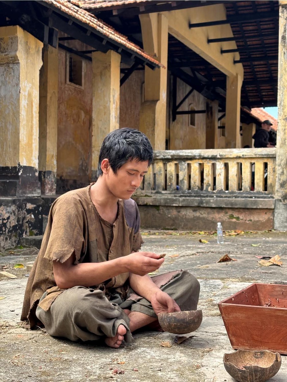 Có một phim Việt được dự đoán 'hot' hơn cả 'Mưa đỏ', hậu trường dài 14 giây đã hút hàng triệu lượt xem, ngoại hình diễn viên khiến khán giả sốc - ảnh 3