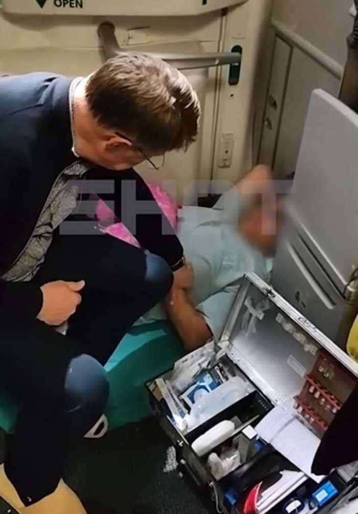 Bộ trưởng Y tế Nga cấp cứu một người đàn ông trên chuyến bay sang Việt Nam - ảnh 1