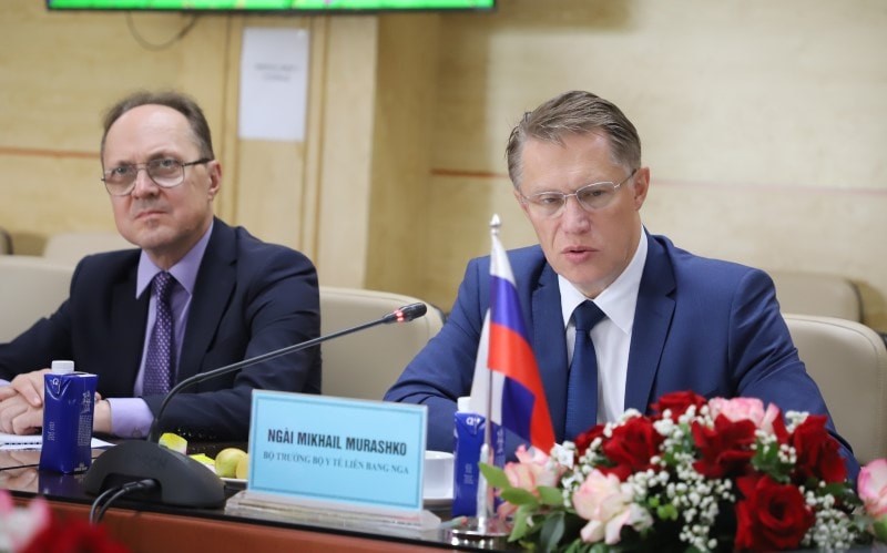 Bộ trưởng Y tế Nga cấp cứu một người đàn ông trên chuyến bay sang Việt Nam - ảnh 2