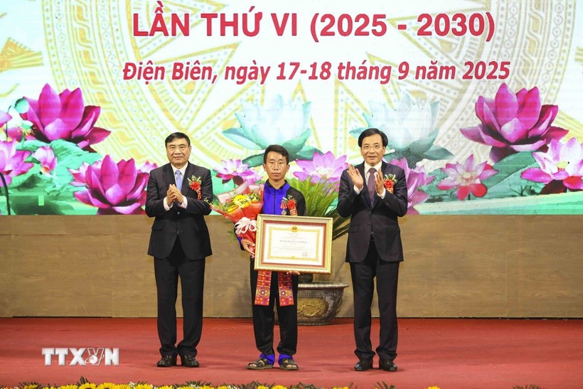 Trưởng bản cứu 90 người dân thoát lũ được trao Huân chương Lao động hạng Nhất - ảnh 1