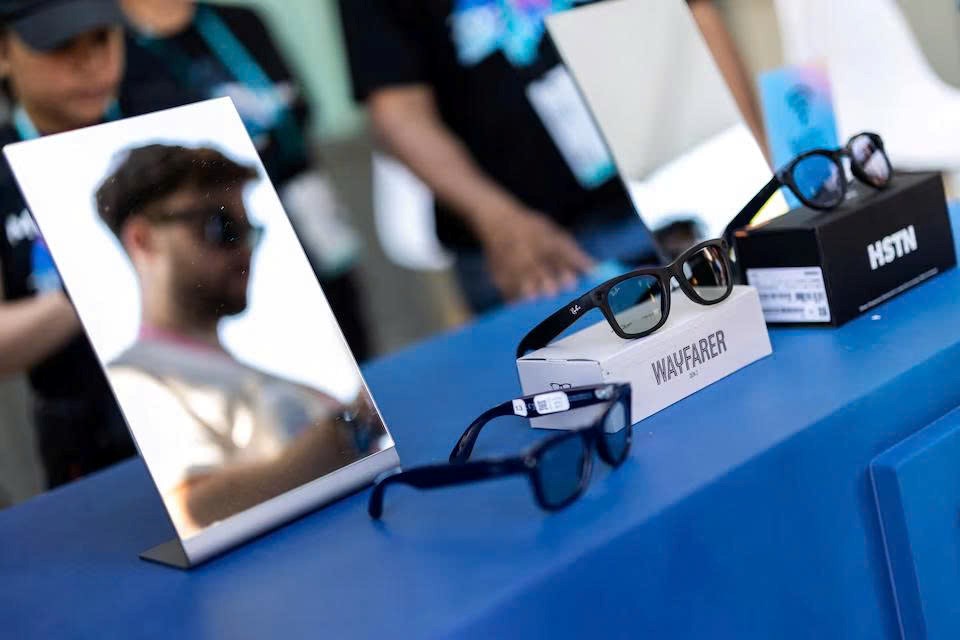 Kính thông minh Rayban tích hợp màn hình giá 21 triệu đồng, Mark Zuckerberg miêu tả là ‘cửa ngõ đến siêu trí tuệ'  - ảnh 1