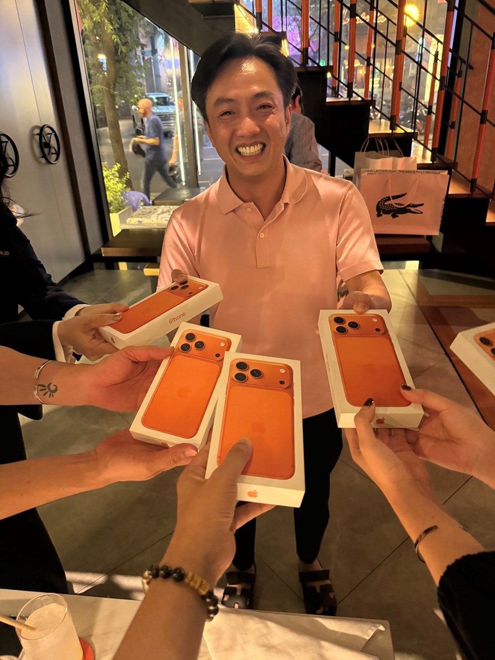 Cường đô la ‘chơi lớn’ mua hàng chục iPhone 17 Pro Max tặng bạn bè và nhân viên - ảnh 3