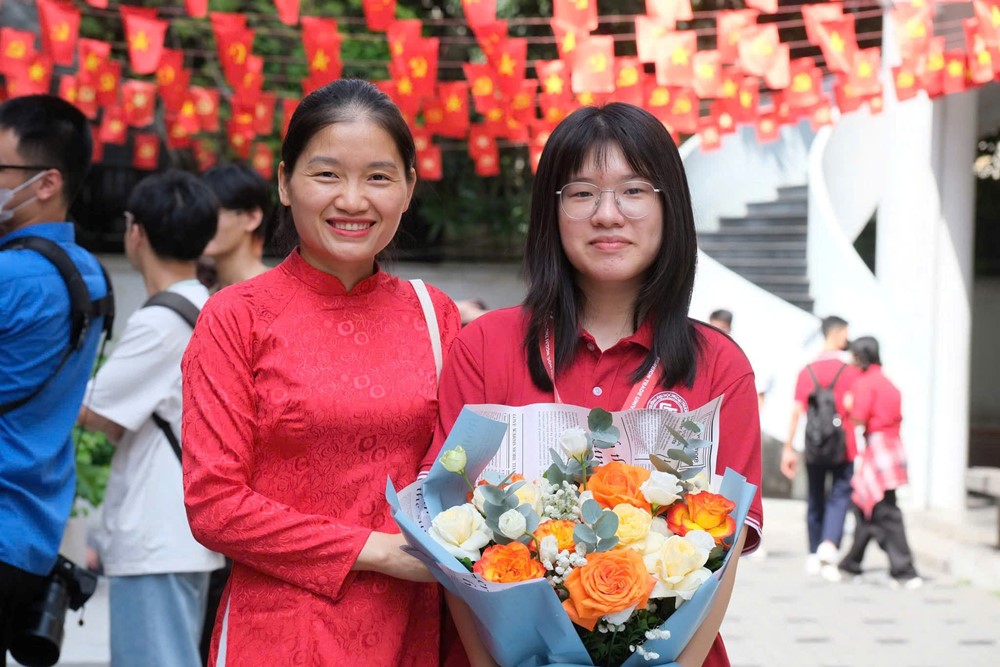 Trường làng là 'nôi trưởng thành' của thủ khoa Ngoại thương với SAT top 1% thế giới, bác sĩ nội trú Y pháp - ảnh 1