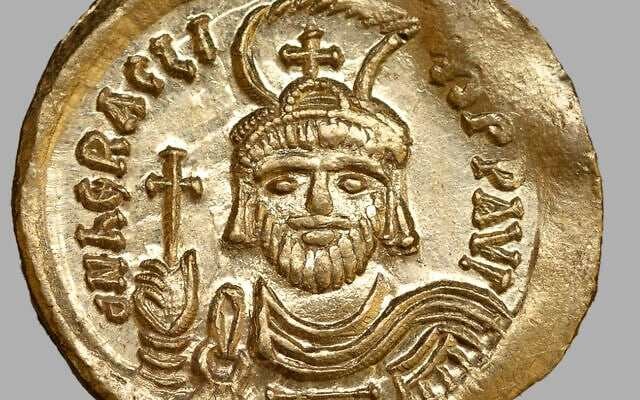 Người đàn ông bất ngờ phát hiện kho báu chứa đầy vàng, đá quý, ngọc trai khi đang đi bộ - ảnh 2