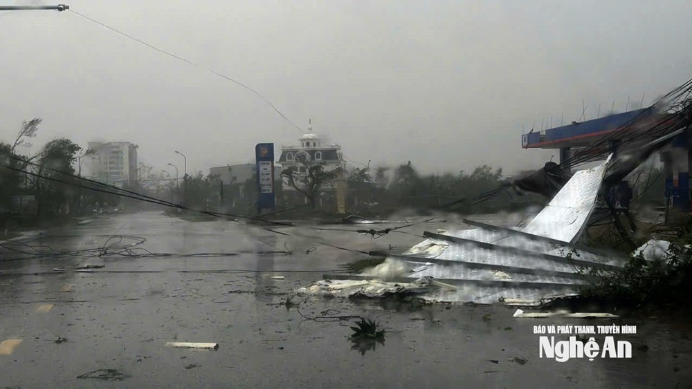 Bão Bualoi quần thảo suốt đêm, bà con Nghệ An, Hà Tĩnh trắng đêm chống mưa lũ - ảnh 3