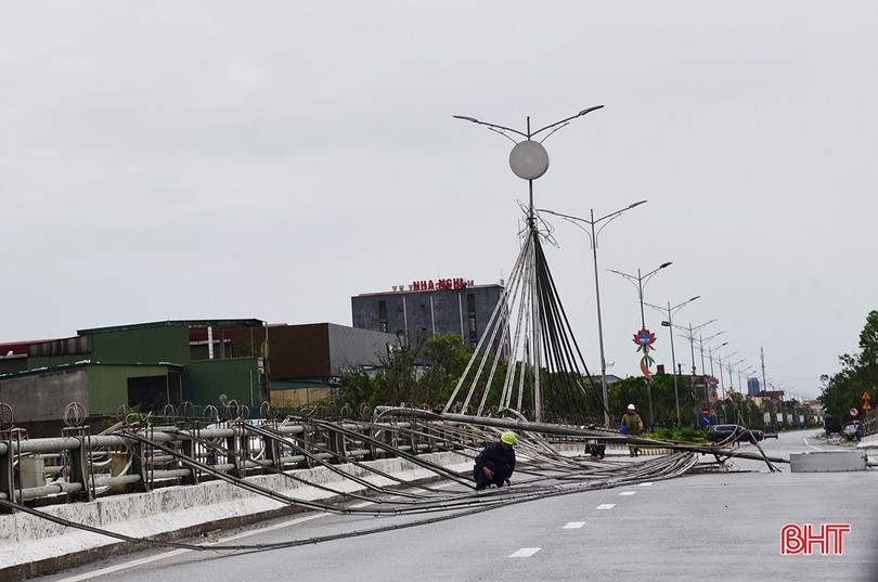 Bão Bualoi quần thảo suốt đêm, bà con Nghệ An, Hà Tĩnh trắng đêm chống mưa lũ - ảnh 7