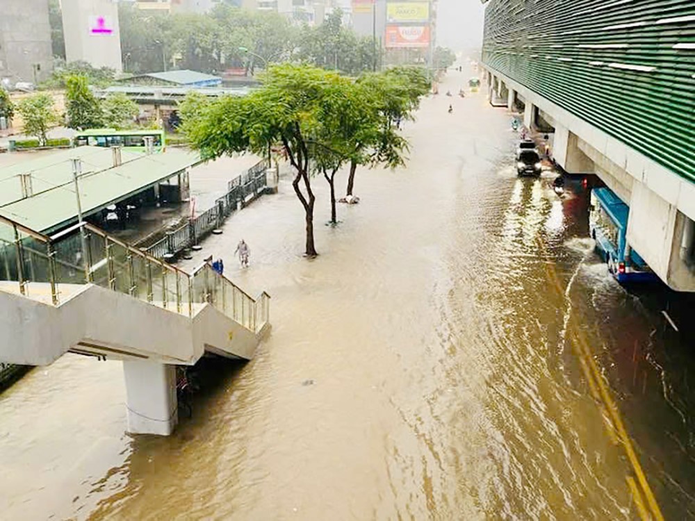 Hà Nội ngập úng cục bộ, dự báo mưa lớn đến bao giờ? - ảnh 1