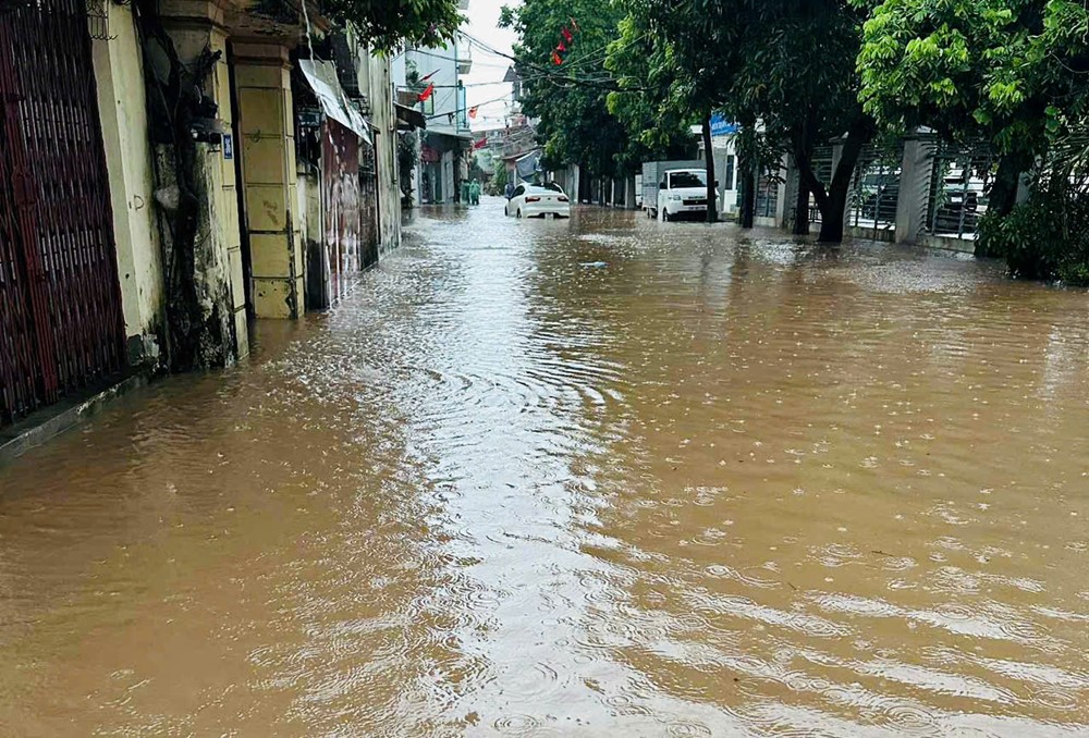 Hà Nội ngập úng cục bộ, dự báo mưa lớn đến bao giờ? - ảnh 2