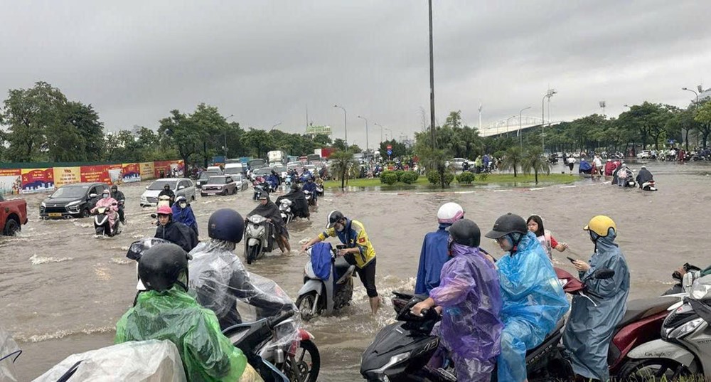 Hà Nội ngập úng cục bộ, dự báo mưa lớn đến bao giờ? - ảnh 3