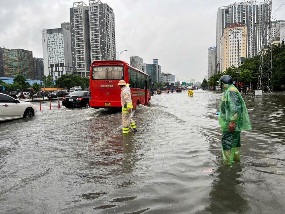 Hà Nội ngập úng cục bộ, dự báo mưa lớn đến bao giờ? - ảnh 4