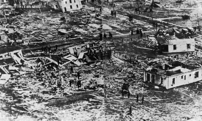 Cơn lốc xoáy kinh hoàng 'càn quét' 352km trong 3,5 giờ khiến 700 người chết, 2.000 người bị thương, 15.000 ngôi nhà bị phá hủy - ảnh 6