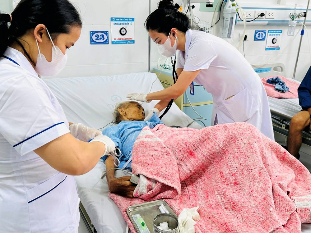 Bộ Y tế yêu cầu 13 địa phương nghiêm túc thực hiện 3 nhiệm vụ sau bão số 10 - ảnh 2