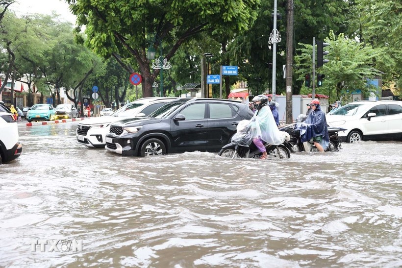 Trải nghiệm nhớ đời ở Hà Nội: Chôn chân hàng tiếng đồng hồ dưới mưa, vật lộn dắt xe trong ‘biển nước’ - ảnh 2