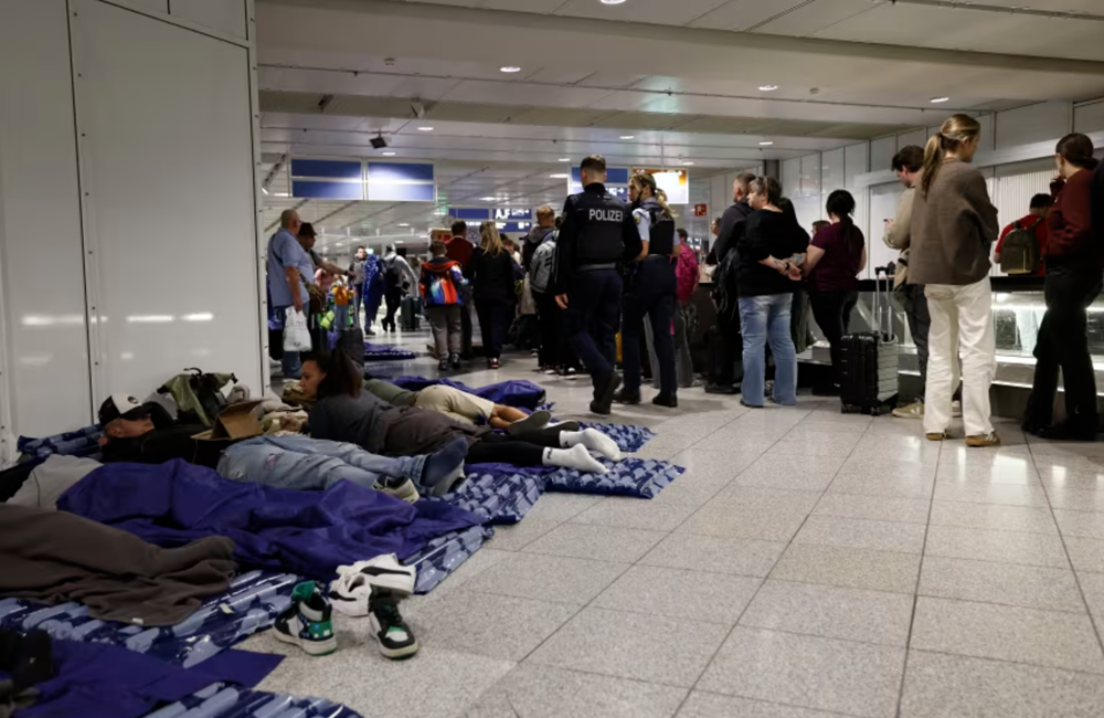 Sân bay đông đúc nhất nước Đức phải đóng cửa do nghi có UAV xâm nhập - ảnh 1