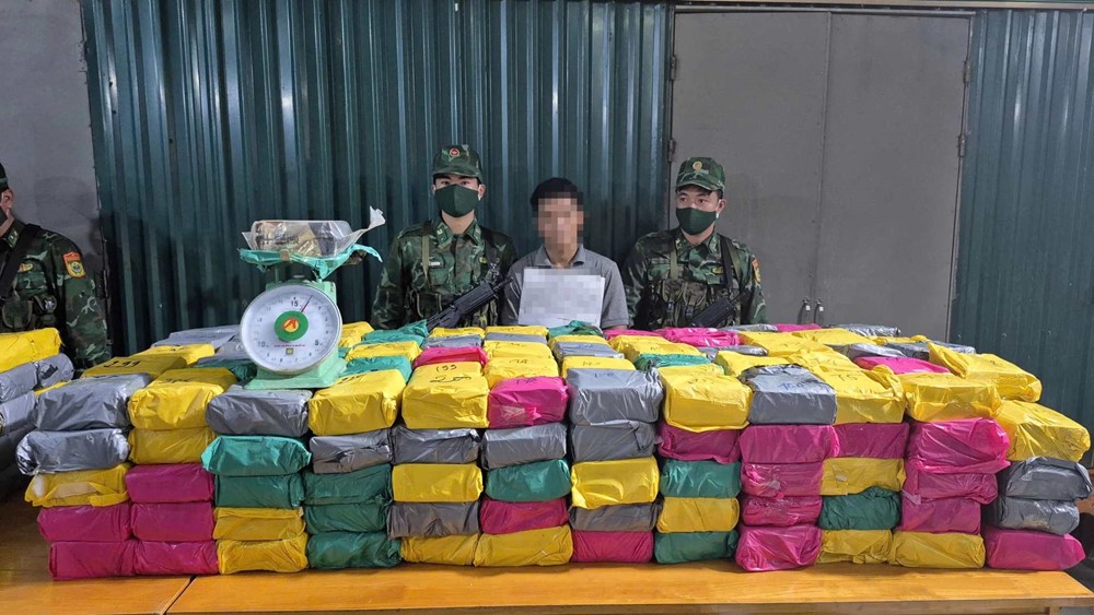 Thu giữ 500kg ma túy trong hàng chục bao tải của 2 người nước ngoài - ảnh 1