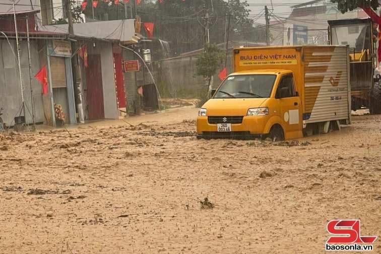 Video: Nước lũ tràn vào bệnh viện ở Sơn La - ảnh 3