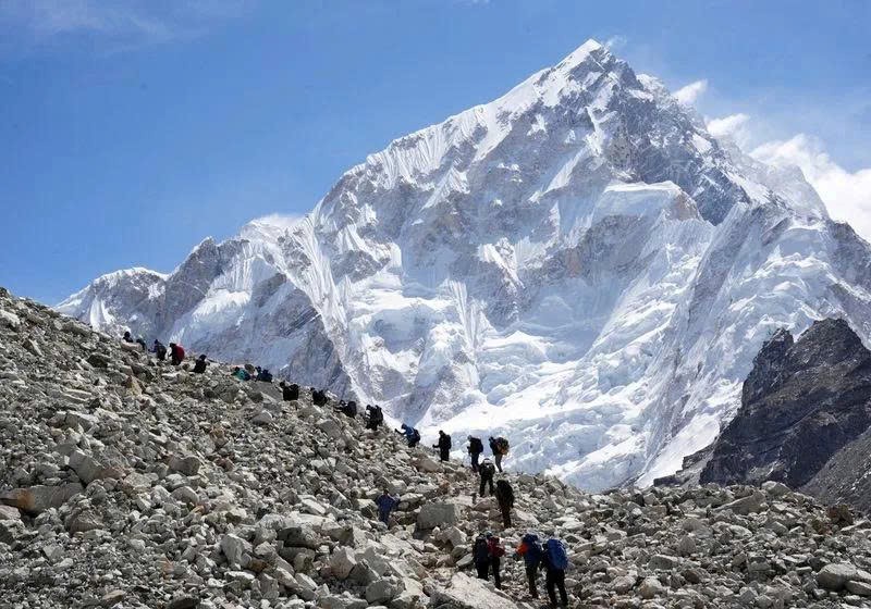 Bão tuyết dữ dội bao phủ Everest, gần 1.000 người mắc kẹt  - ảnh 2