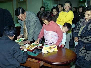 Kỳ tích chấn động lịch sử châu Á: 3,5 triệu người tháo nhẫn cưới, góp 226 tấn vàng cứu nền kinh tế bên bờ vực sụp đổ  - ảnh 2