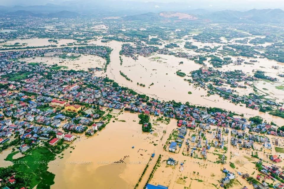 Đội cứu trợ lũ lụt ở Thái Nguyên: Dầm mình hàng chục tiếng trong nước, không khuất phục trước lũ dữ - ảnh 1