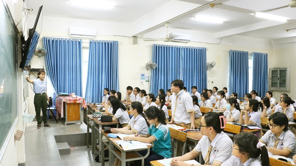 Học sinh xúc phạm giáo viên, bạn bè có thể bị phạt tới 10 triệu đồng, buộc cách ly tạm thời khỏi trường học - ảnh 1