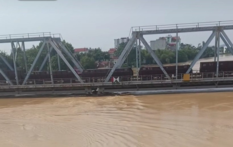 Huy động tàu 300 tấn về Bắc Ninh ‘trấn giữ’ cây cầu hơn 130 năm tuổi - ảnh 1