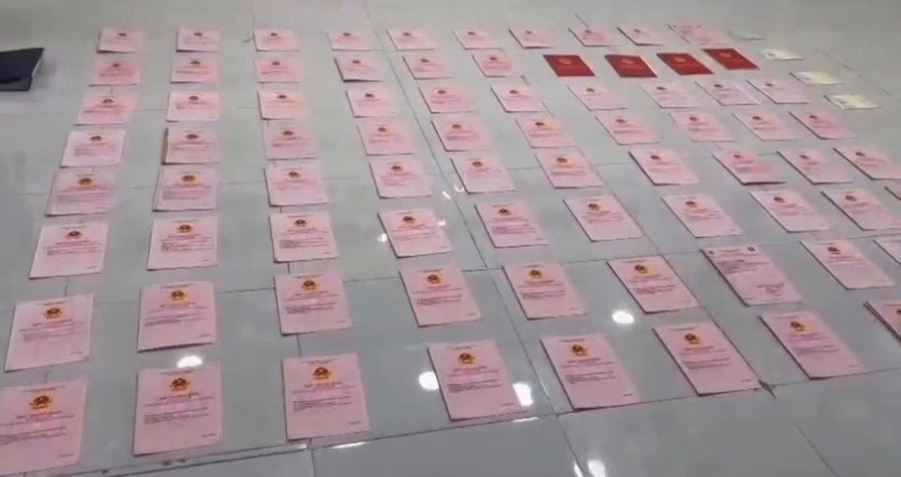 Thông tin mới nhất vụ Ngân 98: Khám xét nhà riêng thu giữ 80 sổ đỏ, hơn 8.000 USD - ảnh 2