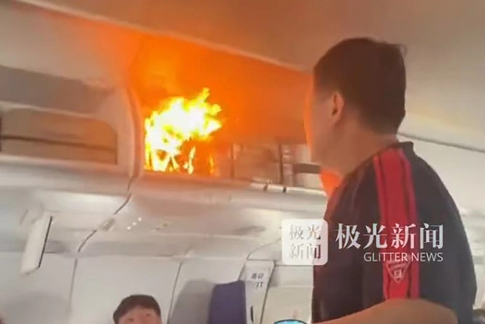 Máy bay phải hạ cánh khẩn cấp vì pin trong hành lý bất ngờ bốc cháy - ảnh 1