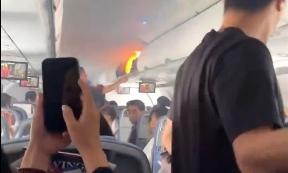Máy bay phải hạ cánh khẩn cấp vì pin trong hành lý bất ngờ bốc cháy - ảnh 2