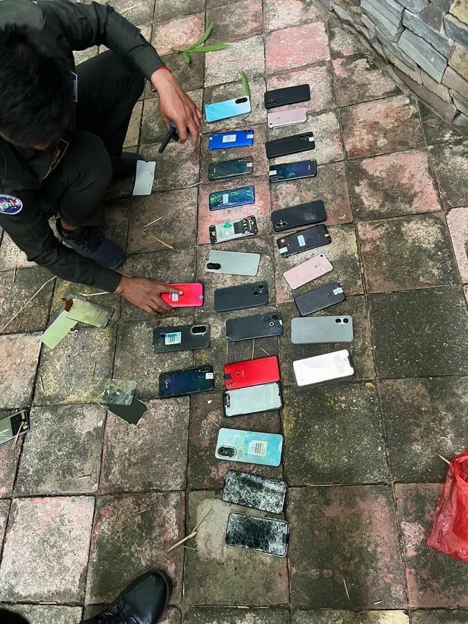 Đột kích 'trung tâm tình yêu', bắt giữ 17 người, thu 109 máy tính và 103 điện thoại di động - ảnh 4