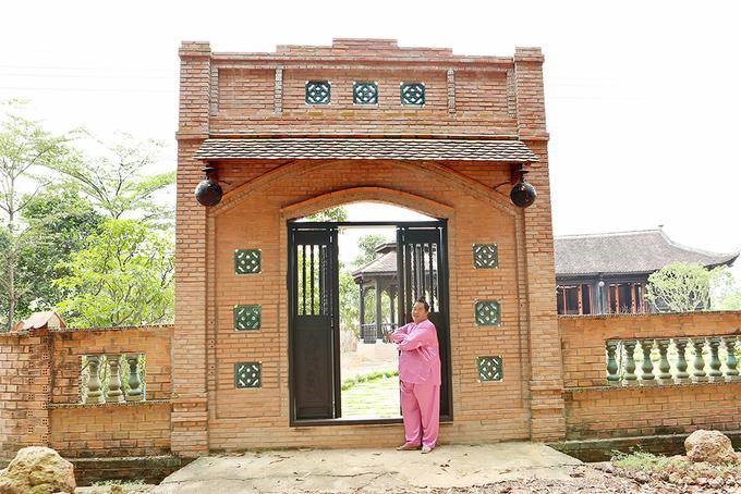 Nam nghệ sĩ đỗ thủ khoa Tiến sĩ ở tuổi U60, sở hữu biệt phủ triệu đô rộng 1.600m2, phủ kín gỗ quý - ảnh 2