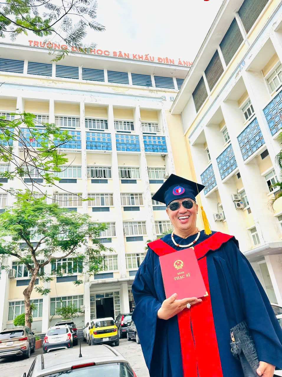 Nam nghệ sĩ đỗ thủ khoa Tiến sĩ ở tuổi U60, sở hữu biệt phủ triệu đô rộng 1.600m2, phủ kín gỗ quý - ảnh 1