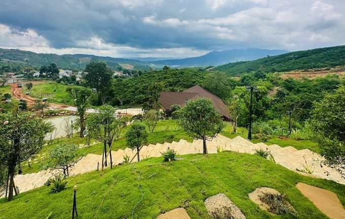 Nam nghệ sĩ đỗ thủ khoa Tiến sĩ ở tuổi U60, sở hữu biệt phủ triệu đô rộng 1.600m2, phủ kín gỗ quý - ảnh 8