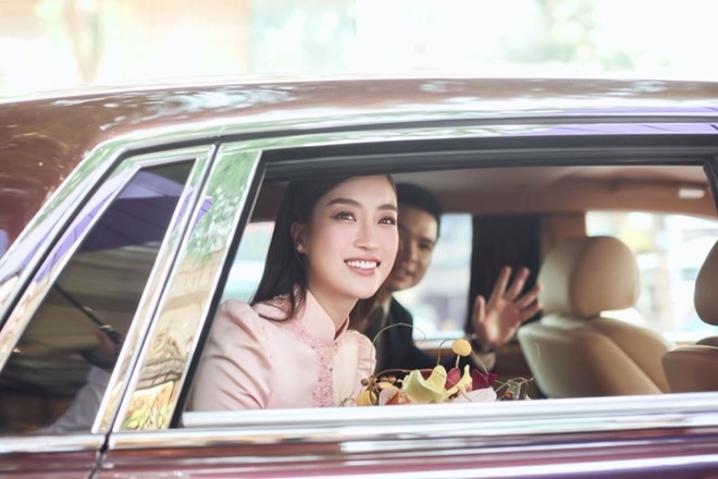 Dàn xế sang trong đám cưới Hoa hậu Việt: Đỗ Hà được thiếu gia Sơn Hải rước bằng Lexus, con trai bầu Hiển dùng xe 83 tỷ 'độc nhất vô nhị' - ảnh 5