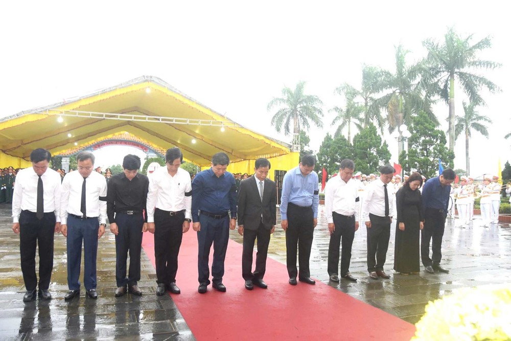 Truy điệu, an táng 34 hài cốt liệt sĩ tìm thấy ở Quảng Trị - ảnh 2