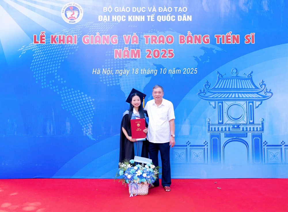 Tiến sĩ SN 2000 trẻ nhất Đại học Kinh tế Quốc dân: Thủ khoa xuất sắc Thủ đô, nhận học bổng từ quỹ của tỷ phú Phạm Nhật Vượng - ảnh 1
