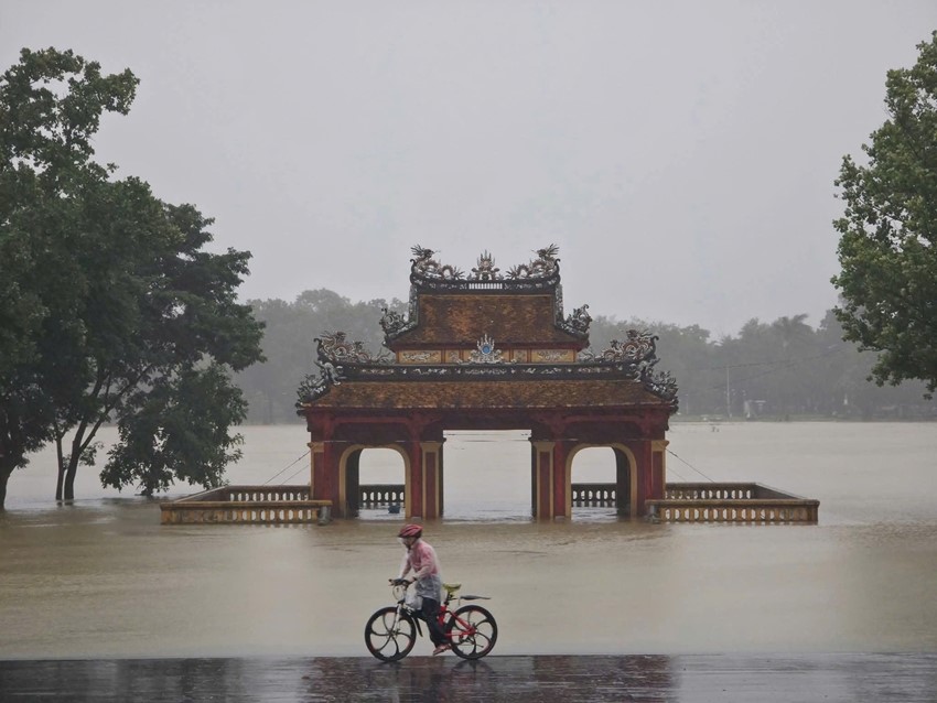 Lũ cuốn sập cầu ở Huế, hàng nghìn người bị cô lập trong biển nước - ảnh 2