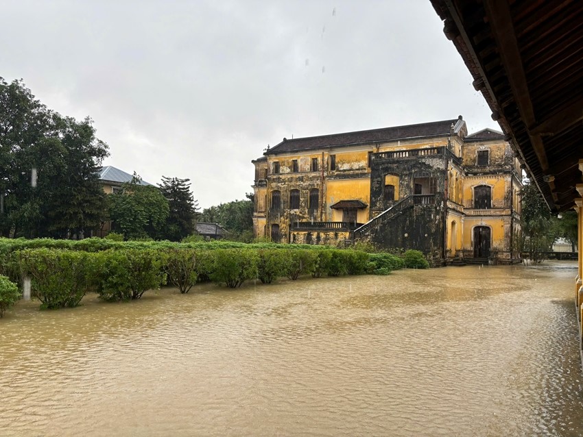 Lũ cuốn sập cầu ở Huế, hàng nghìn người bị cô lập trong biển nước - ảnh 3