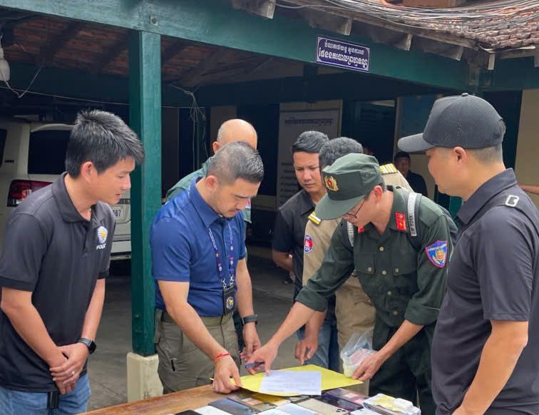 Bắt giữ 59 người Việt giả mạo công an, shipper lừa đảo 300 tỷ đồng của 8.000 nạn nhân - ảnh 4