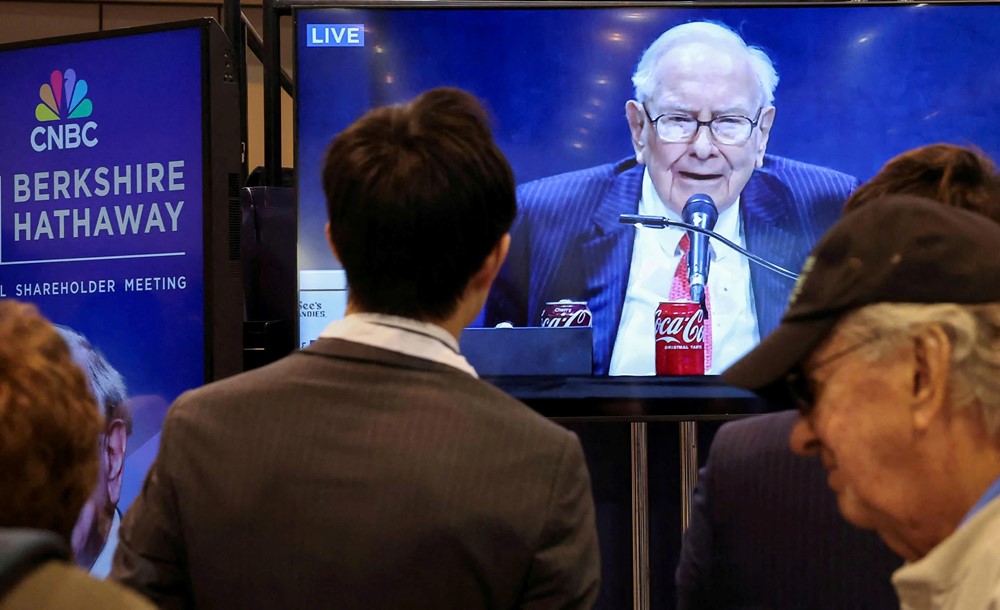 Berkshire 'lạc lối' trước ngày Warren Buffett nghỉ hưu: Cổ phiếu lẹt đẹt, nhà đầu tư nản lòng vì núi tiền mặt gần 400 tỷ USD không được tiêu - ảnh 1
