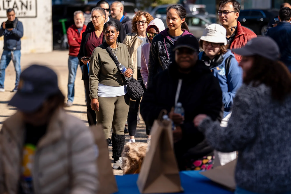 Công chức Mỹ đi xếp hàng nhận thực phẩm trợ cấp, rơi vào thảm cảnh vì Chính phủ đóng cửa - ảnh 1