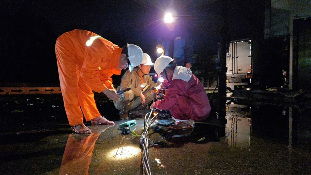 Hơn 1,6 triệu khách hàng bị mất điện do ảnh hưởng bão số 13 - ảnh 1