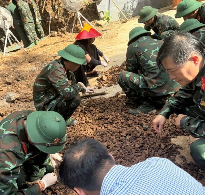 An táng hài cốt các Anh hùng liệt sĩ hy sinh tại hang Tám Cô sau hơn nửa thế kỷ - ảnh 2